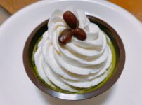 クリームほおばる宇治抹茶ケーキ